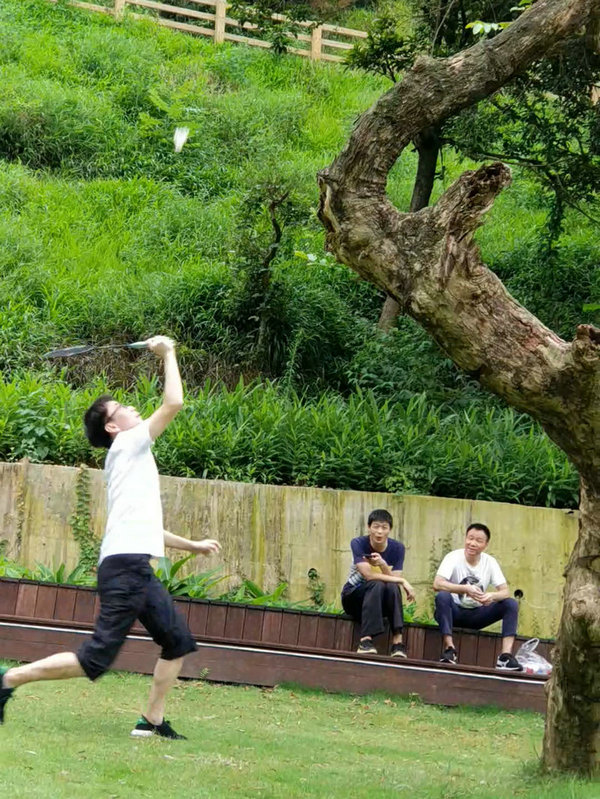 只要你肯拼,就一定不会孤独,瞩目你的人多着呢,掌声欢呼声时刻都在响起