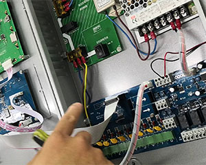 更换主板显示屏操作方法