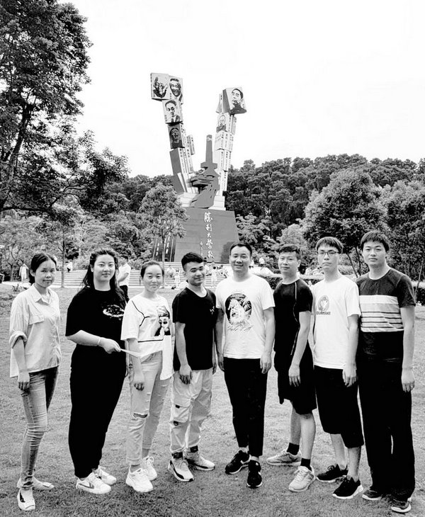 背后的五个大字是:胜利大营救!!!战到未来,笑到未来。