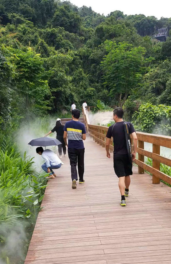 路途中,时而沾花惹草,时而风度翩翩